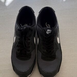 Nike Men’s Black Air Max 90